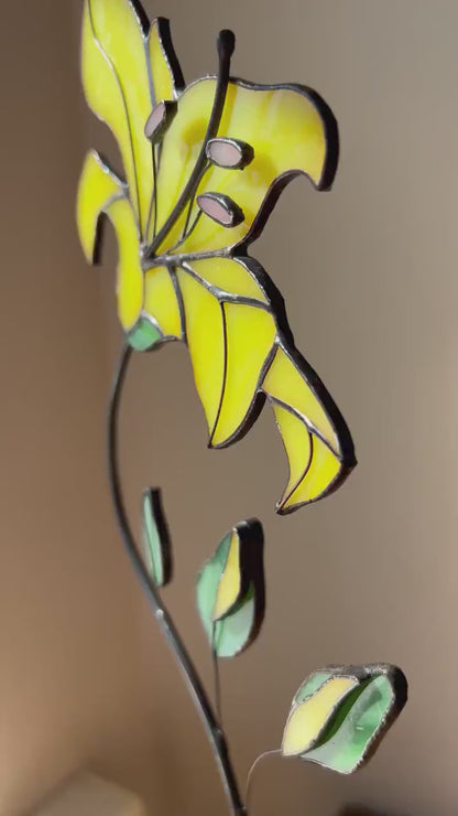 Suncatcher de fleur d’orchidée jaune sur un stand - Art du vitrail